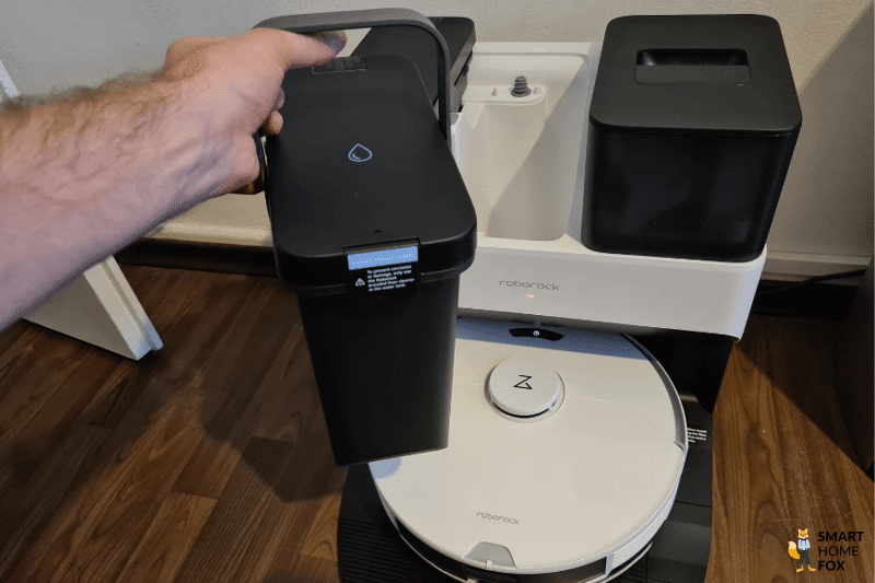 Резервуар для чистой воды Roborock S7 Pro Ultra держат в руках